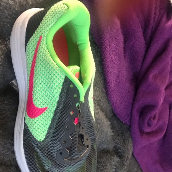 Nike - Picture 2 of 4